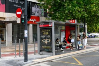 Valencia estrena mamparas de cristal y señalización inteligente en paradas de la EMT para blindar la seguridad de los peatones frente a los carriles bici