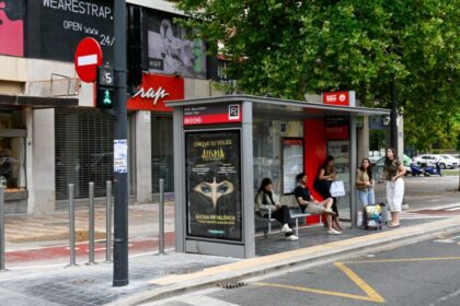Valencia estrena mamparas de cristal y señalización inteligente en paradas de la EMT para blindar la seguridad de los peatones frente a los carriles bici