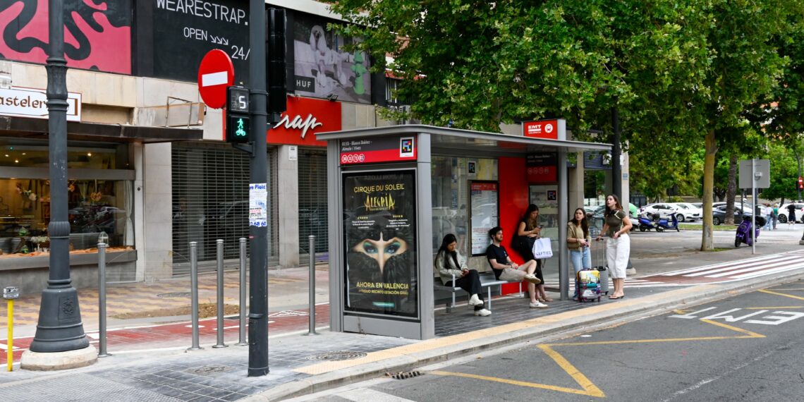 Valencia estrena mamparas de cristal y señalización inteligente en paradas de la EMT para blindar la seguridad de los peatones frente a los carriles bici