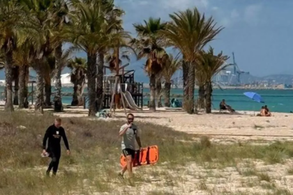 Almassora decreta luto oficial y convoca un minuto de silencio tras el hallazgo del cuerpo de Ayoub, el menor ahogado en la playa del Pla de la Torre
