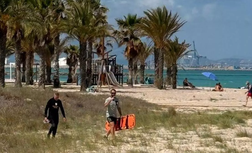 Almassora decreta luto oficial y convoca un minuto de silencio tras el hallazgo del cuerpo de Ayoub, el menor ahogado en la playa del Pla de la Torre