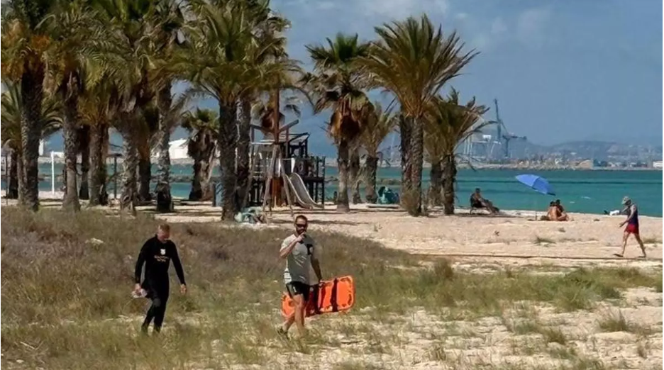 Almassora decreta luto oficial y convoca un minuto de silencio tras el hallazgo del cuerpo de Ayoub, el menor ahogado en la playa del Pla de la Torre