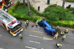 Un xoc entre dos vehicles acaba amb un cotxe bolcat al centre de València