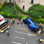 Un xoc entre dos vehicles acaba amb un cotxe bolcat al centre de València