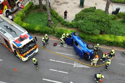 Un xoc entre dos vehicles acaba amb un cotxe bolcat al centre de València