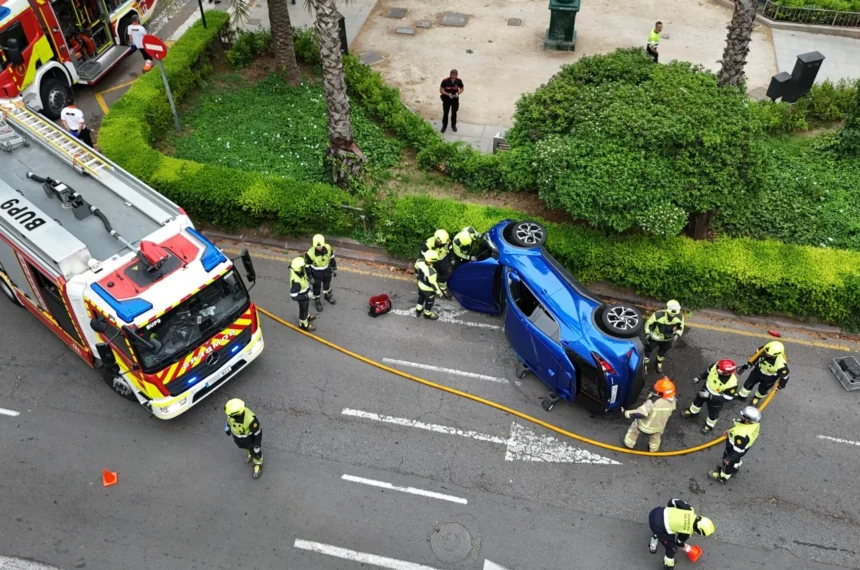 Un xoc entre dos vehicles acaba amb un cotxe bolcat al centre de València