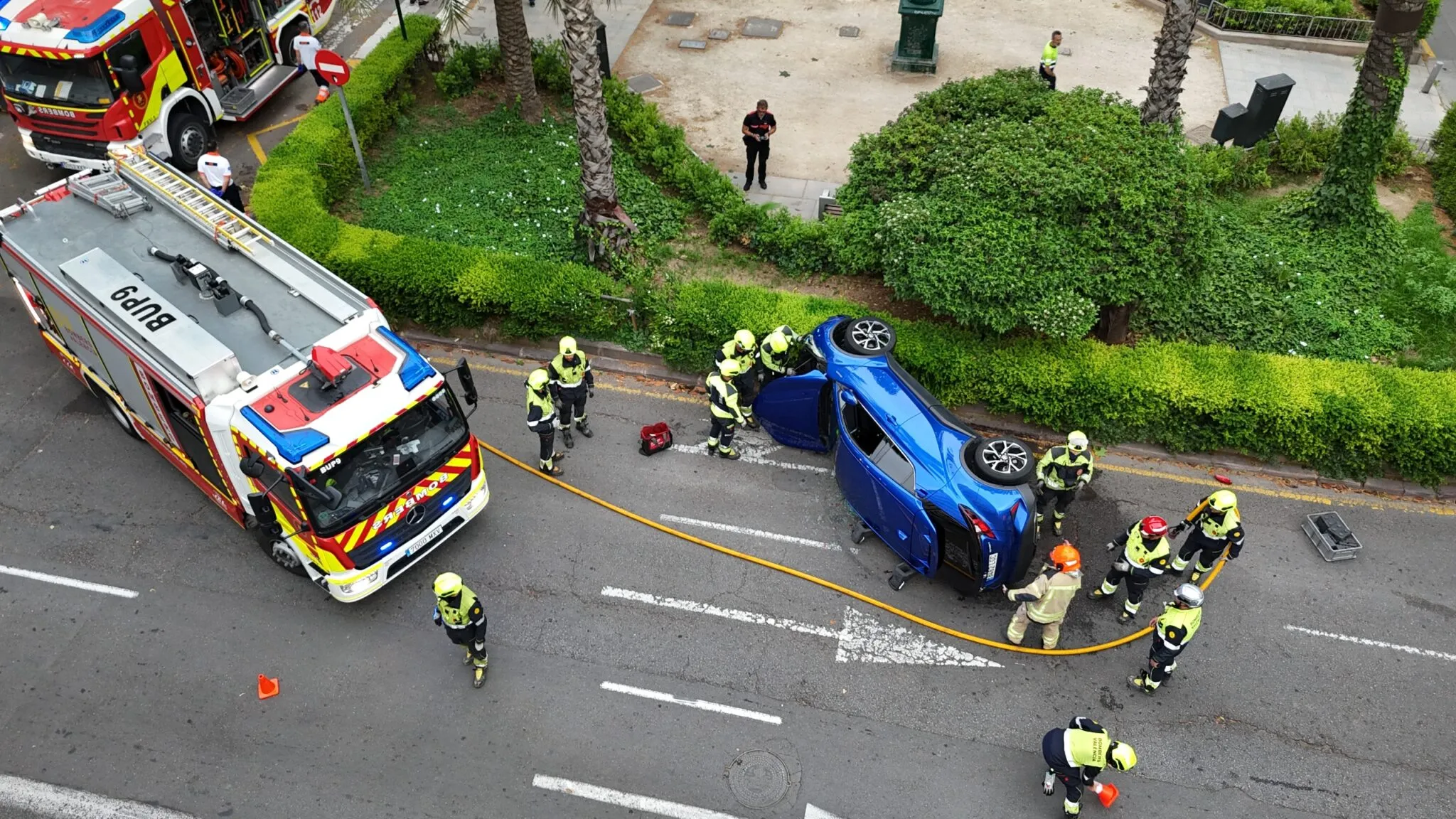 Un xoc entre dos vehicles acaba amb un cotxe bolcat al centre de València