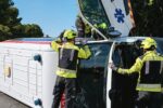 Aparatós accident al pont del Nou d'Octubre de València després de col·lidir un turisme i una ambulància