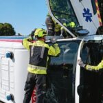 Aparatós accident al pont del Nou d'Octubre de València després de col·lidir un turisme i una ambulància