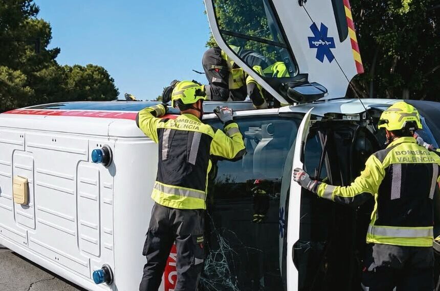 Aparatós accident al pont del Nou d'Octubre de València després de col·lidir un turisme i una ambulància