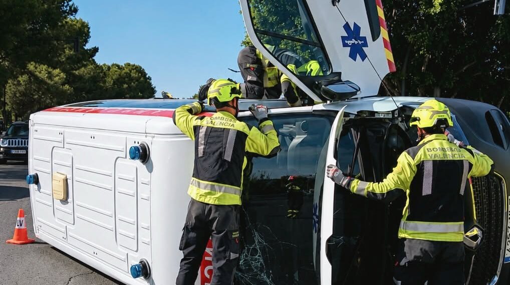 Aparatós accident al pont del Nou d'Octubre de València després de col·lidir un turisme i una ambulància