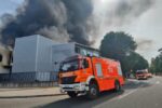 Un virulento incendio destruye una fábrica de suministros de baño en Xàtiva y obliga a confinar a la población