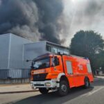 Un virulento incendio destruye una fábrica de suministros de baño en Xàtiva y obliga a confinar a la población