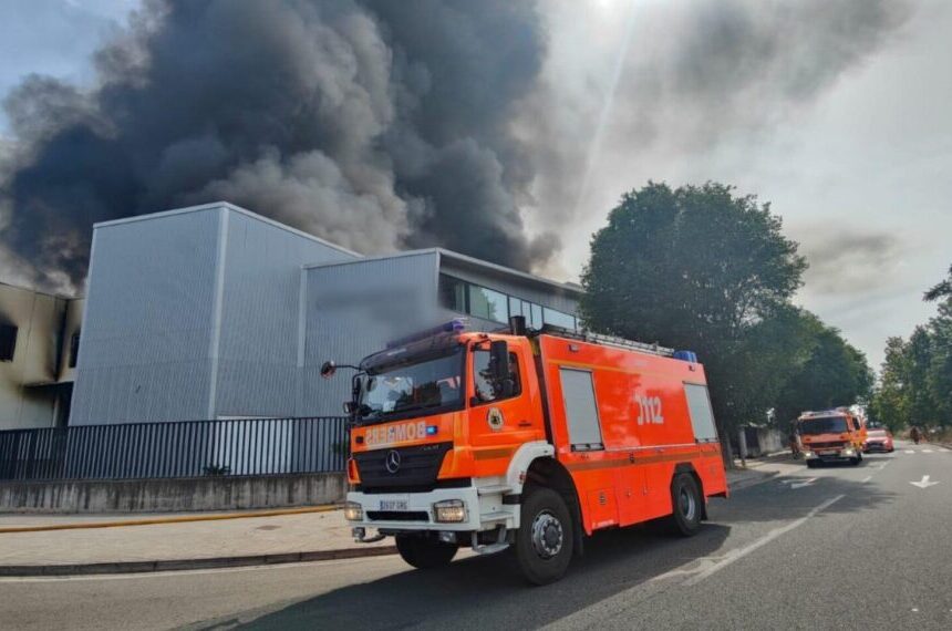Un virulento incendio destruye una fábrica de suministros de baño en Xàtiva y obliga a confinar a la población