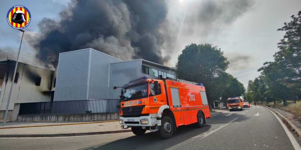 Un virulento incendio destruye una fábrica de suministros de baño en Xàtiva y obliga a confinar a la población