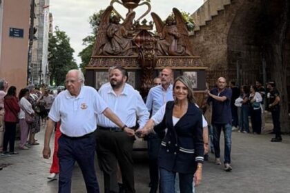 La acampada de los huelguistas de educación obliga a reconfigurar los actos y el itinerario del Corpus de València