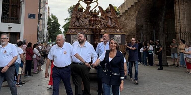 La acampada de los huelguistas de educación obliga a reconfigurar los actos y el itinerario del Corpus de València