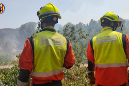 Estabilitzat l'incendi forestal d'Estivella després de mobilitzar cinc mitjans aeris i obligar a tancar el port de Sagunt