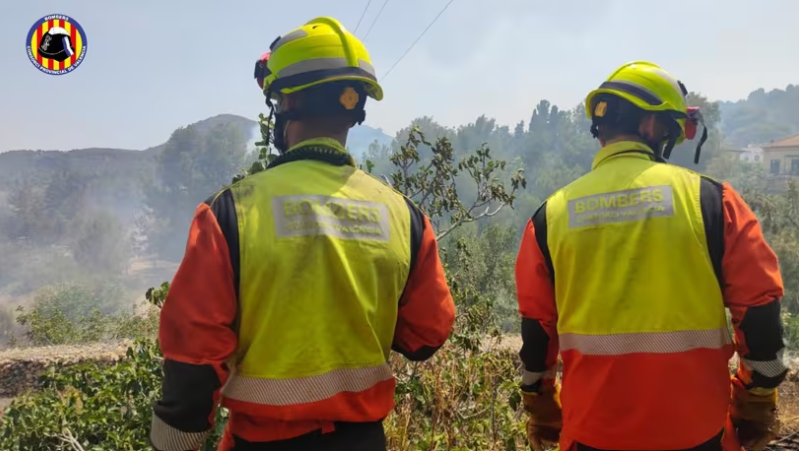 Estabilitzat l'incendi forestal d'Estivella després de mobilitzar cinc mitjans aeris i obligar a tancar el port de Sagunt