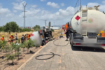 Un camió cisterna amb 11.000 litres de gasoli bolca en una via secundària de Montcada