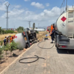 Un camió cisterna amb 11.000 litres de gasoli bolca en una via secundària de Montcada