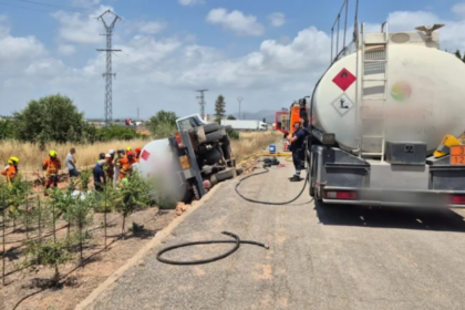 Un camió cisterna amb 11.000 litres de gasoli bolca en una via secundària de Montcada