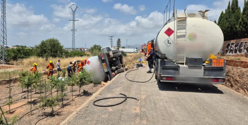 Un camió cisterna amb 11.000 litres de gasoli bolca en una via secundària de Montcada