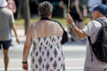 Las temperaturas extremas que azotan el litoral mediterráneo están teniendo consecuencias trágicas en la región. La Comunitat Valenciana ha registrado un total de nueve muertes atribuibles a las altas temperaturas en los últimos 25 días, un periodo marcado por una intensa ola de calor donde los termómetros han rozado e incluso superado la barrera de los 40 grados. De acuerdo con los datos oficiales ofrecidos por el Sistema de Monitorización de la Mortalidad Diaria (MoMo) del Instituto de Salud Carlos III, dependiente del Ministerio de Sanidad, la provincia de Valencia ha sido la más castigada de la región al concentrar cinco de los nueve fallecimientos totales. Los cuatro casos restantes se distribuyeron a partes iguales entre las provincias de Alicante (2) y Castellón (2). Impacto exclusivo en mayores de 65 años El análisis estadístico pormenorizado refleja que el impacto del calor se ha concentrado de forma exclusiva en la población de la tercera edad, ya que el 100% de las personas fallecidas en la provincia superaban los 65 años. A nivel autonómico, el exceso de temperatura ha afectado en mayor medida a la población masculina, con un balance global de seis hombres y tres mujeres fallecidas. El goteo de fallecimientos en la autonomía comenzó a finales del mes pasado, registrándose seis víctimas entre el 30 de mayo y el 4 de junio. Los tres fallecimientos más recientes se concentraron a principios de esta semana, coincidiendo con el pico más severo de la ola de calor: una muerte se registró el lunes 22 de junio y las otras dos se produjeron el martes 23 de junio, jornadas en las que el calor extremo no dio tregua. Recomendaciones sanitarias Aunque el episodio de temperaturas máximas ha comenzado a remitir tras mantenerse con fuerza hasta este miércoles, la Conselleria de Sanidad insiste en la necesidad de no bajar la guardia. Las autoridades sanitarias reiteran la importancia de aumentar la hidratación bebiendo abundante agua de forma continuada, priorizar comidas ligeras y frescas (como ensaladas, frutas y verduras), evitar realizar esfuerzos o ejercicio al aire libre durante las horas centrales del día, utilizar cremas protectoras solares y, sobre todo, prestar especial atención al cuidado y vigilancia constante de las personas mayores o vulnerables.