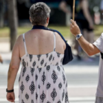 Las temperaturas extremas que azotan el litoral mediterráneo están teniendo consecuencias trágicas en la región. La Comunitat Valenciana ha registrado un total de nueve muertes atribuibles a las altas temperaturas en los últimos 25 días, un periodo marcado por una intensa ola de calor donde los termómetros han rozado e incluso superado la barrera de los 40 grados. De acuerdo con los datos oficiales ofrecidos por el Sistema de Monitorización de la Mortalidad Diaria (MoMo) del Instituto de Salud Carlos III, dependiente del Ministerio de Sanidad, la provincia de Valencia ha sido la más castigada de la región al concentrar cinco de los nueve fallecimientos totales. Los cuatro casos restantes se distribuyeron a partes iguales entre las provincias de Alicante (2) y Castellón (2). Impacto exclusivo en mayores de 65 años El análisis estadístico pormenorizado refleja que el impacto del calor se ha concentrado de forma exclusiva en la población de la tercera edad, ya que el 100% de las personas fallecidas en la provincia superaban los 65 años. A nivel autonómico, el exceso de temperatura ha afectado en mayor medida a la población masculina, con un balance global de seis hombres y tres mujeres fallecidas. El goteo de fallecimientos en la autonomía comenzó a finales del mes pasado, registrándose seis víctimas entre el 30 de mayo y el 4 de junio. Los tres fallecimientos más recientes se concentraron a principios de esta semana, coincidiendo con el pico más severo de la ola de calor: una muerte se registró el lunes 22 de junio y las otras dos se produjeron el martes 23 de junio, jornadas en las que el calor extremo no dio tregua. Recomendaciones sanitarias Aunque el episodio de temperaturas máximas ha comenzado a remitir tras mantenerse con fuerza hasta este miércoles, la Conselleria de Sanidad insiste en la necesidad de no bajar la guardia. Las autoridades sanitarias reiteran la importancia de aumentar la hidratación bebiendo abundante agua de forma continuada, priorizar comidas ligeras y frescas (como ensaladas, frutas y verduras), evitar realizar esfuerzos o ejercicio al aire libre durante las horas centrales del día, utilizar cremas protectoras solares y, sobre todo, prestar especial atención al cuidado y vigilancia constante de las personas mayores o vulnerables.