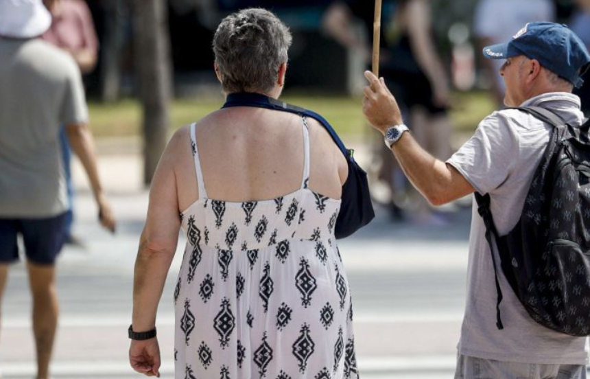 Las temperaturas extremas que azotan el litoral mediterráneo están teniendo consecuencias trágicas en la región. La Comunitat Valenciana ha registrado un total de nueve muertes atribuibles a las altas temperaturas en los últimos 25 días, un periodo marcado por una intensa ola de calor donde los termómetros han rozado e incluso superado la barrera de los 40 grados. De acuerdo con los datos oficiales ofrecidos por el Sistema de Monitorización de la Mortalidad Diaria (MoMo) del Instituto de Salud Carlos III, dependiente del Ministerio de Sanidad, la provincia de Valencia ha sido la más castigada de la región al concentrar cinco de los nueve fallecimientos totales. Los cuatro casos restantes se distribuyeron a partes iguales entre las provincias de Alicante (2) y Castellón (2). Impacto exclusivo en mayores de 65 años El análisis estadístico pormenorizado refleja que el impacto del calor se ha concentrado de forma exclusiva en la población de la tercera edad, ya que el 100% de las personas fallecidas en la provincia superaban los 65 años. A nivel autonómico, el exceso de temperatura ha afectado en mayor medida a la población masculina, con un balance global de seis hombres y tres mujeres fallecidas. El goteo de fallecimientos en la autonomía comenzó a finales del mes pasado, registrándose seis víctimas entre el 30 de mayo y el 4 de junio. Los tres fallecimientos más recientes se concentraron a principios de esta semana, coincidiendo con el pico más severo de la ola de calor: una muerte se registró el lunes 22 de junio y las otras dos se produjeron el martes 23 de junio, jornadas en las que el calor extremo no dio tregua. Recomendaciones sanitarias Aunque el episodio de temperaturas máximas ha comenzado a remitir tras mantenerse con fuerza hasta este miércoles, la Conselleria de Sanidad insiste en la necesidad de no bajar la guardia. Las autoridades sanitarias reiteran la importancia de aumentar la hidratación bebiendo abundante agua de forma continuada, priorizar comidas ligeras y frescas (como ensaladas, frutas y verduras), evitar realizar esfuerzos o ejercicio al aire libre durante las horas centrales del día, utilizar cremas protectoras solares y, sobre todo, prestar especial atención al cuidado y vigilancia constante de las personas mayores o vulnerables.