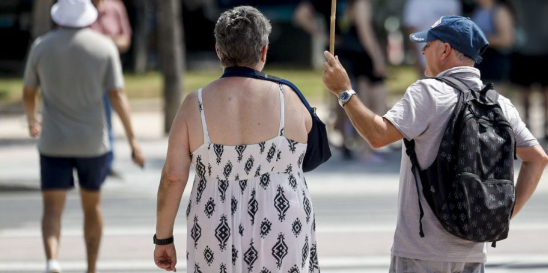 Las temperaturas extremas que azotan el litoral mediterráneo están teniendo consecuencias trágicas en la región. La Comunitat Valenciana ha registrado un total de nueve muertes atribuibles a las altas temperaturas en los últimos 25 días, un periodo marcado por una intensa ola de calor donde los termómetros han rozado e incluso superado la barrera de los 40 grados. De acuerdo con los datos oficiales ofrecidos por el Sistema de Monitorización de la Mortalidad Diaria (MoMo) del Instituto de Salud Carlos III, dependiente del Ministerio de Sanidad, la provincia de Valencia ha sido la más castigada de la región al concentrar cinco de los nueve fallecimientos totales. Los cuatro casos restantes se distribuyeron a partes iguales entre las provincias de Alicante (2) y Castellón (2). Impacto exclusivo en mayores de 65 años El análisis estadístico pormenorizado refleja que el impacto del calor se ha concentrado de forma exclusiva en la población de la tercera edad, ya que el 100% de las personas fallecidas en la provincia superaban los 65 años. A nivel autonómico, el exceso de temperatura ha afectado en mayor medida a la población masculina, con un balance global de seis hombres y tres mujeres fallecidas. El goteo de fallecimientos en la autonomía comenzó a finales del mes pasado, registrándose seis víctimas entre el 30 de mayo y el 4 de junio. Los tres fallecimientos más recientes se concentraron a principios de esta semana, coincidiendo con el pico más severo de la ola de calor: una muerte se registró el lunes 22 de junio y las otras dos se produjeron el martes 23 de junio, jornadas en las que el calor extremo no dio tregua. Recomendaciones sanitarias Aunque el episodio de temperaturas máximas ha comenzado a remitir tras mantenerse con fuerza hasta este miércoles, la Conselleria de Sanidad insiste en la necesidad de no bajar la guardia. Las autoridades sanitarias reiteran la importancia de aumentar la hidratación bebiendo abundante agua de forma continuada, priorizar comidas ligeras y frescas (como ensaladas, frutas y verduras), evitar realizar esfuerzos o ejercicio al aire libre durante las horas centrales del día, utilizar cremas protectoras solares y, sobre todo, prestar especial atención al cuidado y vigilancia constante de las personas mayores o vulnerables.