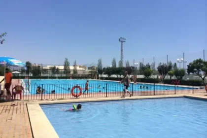 La presencia de heces obliga al cierre temporal de la piscina municipal de Tavernes Blanques