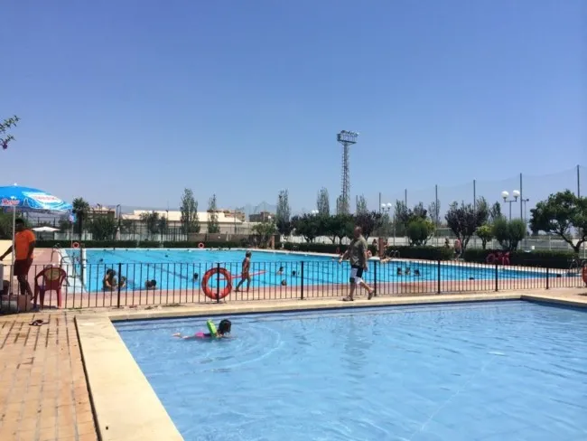 La presencia de heces obliga al cierre temporal de la piscina municipal de Tavernes Blanques