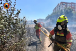 Un trágico incendio forestal declarado a las 12:50 horas de este sábado en el lecho del Barranc del Salt de l’Aigua, en el tramo que une los términos municipales de Manises y Quart de Poblet (Valencia), se ha cobrado la vida de una persona y ha dejado a otras cinco heridas, obligando a decretar de forma urgente dos días de luto oficial en la localidad. El siniestro, tipificado por los servicios de emergencias como #IFManises, generó una densa columna de humo visible en toda la comarca de l’Horta Oest debido a la alta combustión del cañaveral y la masa vegetal del cauce. La gravedad y la ubicación del incendio, muy próximo al Hospital de Manises, a diversas edificaciones de viviendas y a infraestructuras viarias críticas, activó de inmediato una respuesta masiva por parte del Centro de Coordinación de Emergencias de la Generalitat. El operativo de extinción estuvo compuesto por hasta cuatro medios aéreos, seis dotaciones de bomberos del Consorcio Provincial de Valencia, un sargento, un coordinador forestal, un oficial y cuatro brigadas forestales (BRIFO). Asimismo, se sumaron dos unidades de bomberos forestales de la Generalitat con sus correspondientes autobombas, dos agentes medioambientales y una unidad de prevención de incendios. A pesar de la virulencia inicial de las llamas, las labores del dispositivo combinado se centraron en acotar el fuego dentro del barranco para evitar que la vegetación seca y el viento lo propagaran hacia áreas urbanas o parcelas agrícolas limítrofes. La Policía Local de Quart de Poblet y Manises colaboró estrechamente regulando el tráfico y cortando el acceso al puente del Hospital y al puente de Socusa. Gracias a la rápida intervención, las instalaciones del Hospital de Manises pudieron mantener su normal funcionamiento sin requerir evacuaciones. Alrededor de las 17:00 horas, el consistorio confirmó que el fuego se encontraba estabilizado y controlado, manteniéndose los efectivos en labores de refresco para evitar reproducciones. Consternación y balance de víctimas La tragedia se ha cobrado la vida de una persona vecina de Manises, hecho que ha provocado una profunda consternación en la población. El Ayuntamiento de Manises ha anunciado oficialmente la declaración de dos días de luto oficial para el domingo 26 y el lunes 27 de julio como muestra de condolencia y respeto por la víctima mortal, trasladando todo su apoyo y solidaridad a los familiares y allegados. Por su parte, el Centro de Información y Coordinación de Urgencias (CICU) informó del traslado de cinco personas al Hospital de Manises tras sufrir heridas por quemaduras e inhalación de humo. Para su inmediata asistencia sanitaria sobre el terreno y evacuación, el CICU movilizó tres unidades de Soporte Vital Básico (SVB) y dos ambulancias de Transporte Urgente.