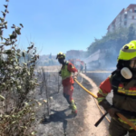 Un trágico incendio forestal declarado a las 12:50 horas de este sábado en el lecho del Barranc del Salt de l’Aigua, en el tramo que une los términos municipales de Manises y Quart de Poblet (Valencia), se ha cobrado la vida de una persona y ha dejado a otras cinco heridas, obligando a decretar de forma urgente dos días de luto oficial en la localidad. El siniestro, tipificado por los servicios de emergencias como #IFManises, generó una densa columna de humo visible en toda la comarca de l’Horta Oest debido a la alta combustión del cañaveral y la masa vegetal del cauce. La gravedad y la ubicación del incendio, muy próximo al Hospital de Manises, a diversas edificaciones de viviendas y a infraestructuras viarias críticas, activó de inmediato una respuesta masiva por parte del Centro de Coordinación de Emergencias de la Generalitat. El operativo de extinción estuvo compuesto por hasta cuatro medios aéreos, seis dotaciones de bomberos del Consorcio Provincial de Valencia, un sargento, un coordinador forestal, un oficial y cuatro brigadas forestales (BRIFO). Asimismo, se sumaron dos unidades de bomberos forestales de la Generalitat con sus correspondientes autobombas, dos agentes medioambientales y una unidad de prevención de incendios. A pesar de la virulencia inicial de las llamas, las labores del dispositivo combinado se centraron en acotar el fuego dentro del barranco para evitar que la vegetación seca y el viento lo propagaran hacia áreas urbanas o parcelas agrícolas limítrofes. La Policía Local de Quart de Poblet y Manises colaboró estrechamente regulando el tráfico y cortando el acceso al puente del Hospital y al puente de Socusa. Gracias a la rápida intervención, las instalaciones del Hospital de Manises pudieron mantener su normal funcionamiento sin requerir evacuaciones. Alrededor de las 17:00 horas, el consistorio confirmó que el fuego se encontraba estabilizado y controlado, manteniéndose los efectivos en labores de refresco para evitar reproducciones. Consternación y balance de víctimas La tragedia se ha cobrado la vida de una persona vecina de Manises, hecho que ha provocado una profunda consternación en la población. El Ayuntamiento de Manises ha anunciado oficialmente la declaración de dos días de luto oficial para el domingo 26 y el lunes 27 de julio como muestra de condolencia y respeto por la víctima mortal, trasladando todo su apoyo y solidaridad a los familiares y allegados. Por su parte, el Centro de Información y Coordinación de Urgencias (CICU) informó del traslado de cinco personas al Hospital de Manises tras sufrir heridas por quemaduras e inhalación de humo. Para su inmediata asistencia sanitaria sobre el terreno y evacuación, el CICU movilizó tres unidades de Soporte Vital Básico (SVB) y dos ambulancias de Transporte Urgente.
