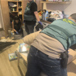 Doce detenidos en València en dos golpes policiales contra una red de secuestradores de ancianas y tres narcopisos en Velluters.