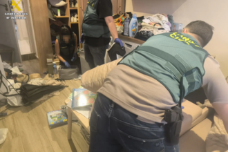 Doce detenidos en València en dos golpes policiales contra una red de secuestradores de ancianas y tres narcopisos en Velluters.