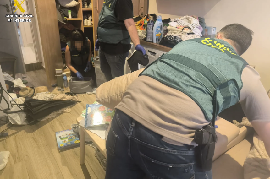Doce detenidos en València en dos golpes policiales contra una red de secuestradores de ancianas y tres narcopisos en Velluters.