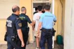 Tres detenidos por destrozar varios vehículos en la playa de Oliva