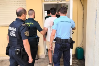 Tres detenidos por destrozar varios vehículos en la playa de Oliva