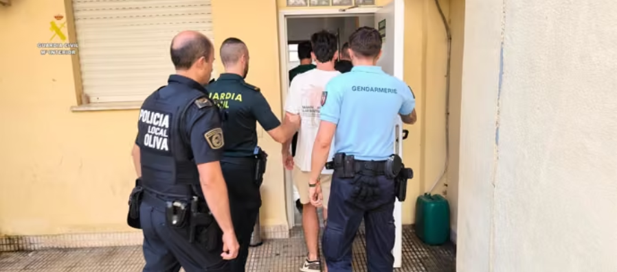 Tres detenidos por destrozar varios vehículos en la playa de Oliva