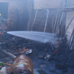Los bomberos controlan un incendio en el patio exterior de una nave industrial en Sueca