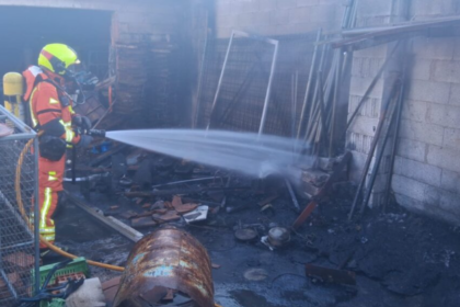 Los bomberos controlan un incendio en el patio exterior de una nave industrial en Sueca