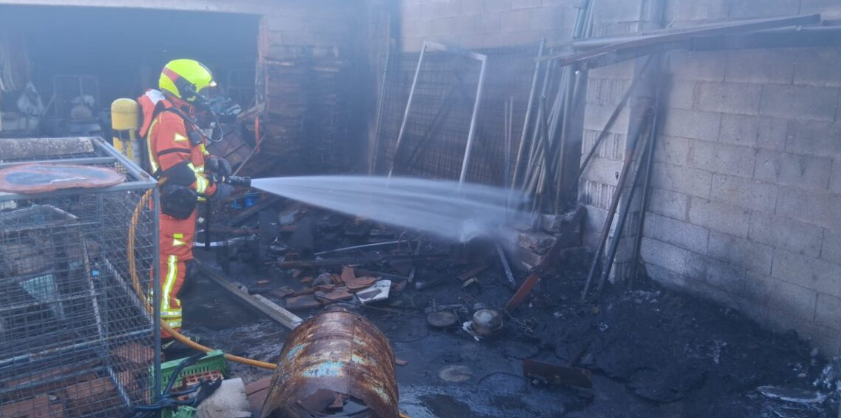 Los bomberos controlan un incendio en el patio exterior de una nave industrial en Sueca