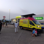 Policías locales de Xàtiva salvan la vida de una bebé inconsciente en un centro comercial