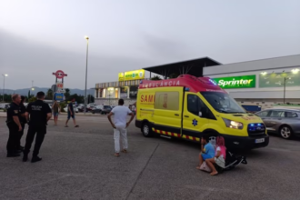 Policías locales de Xàtiva salvan la vida de una bebé inconsciente en un centro comercial