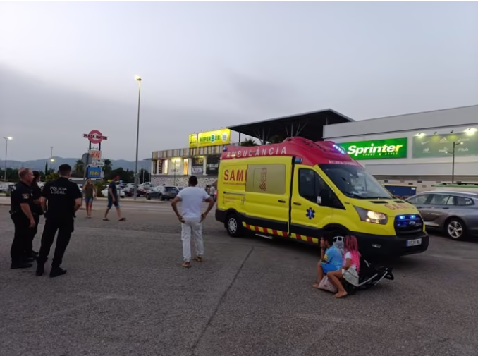 Policías locales de Xàtiva salvan la vida de una bebé inconsciente en un centro comercial