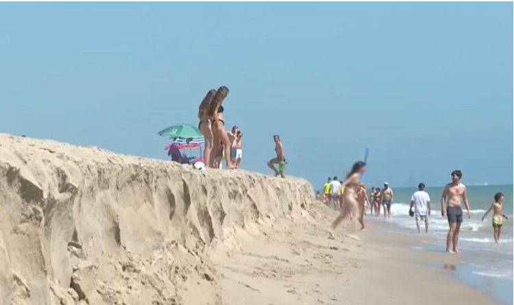 Un «escaló» de metre i mig a la platja de Motilla deslliga la indignació veïnal a Sueca