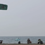 La Playa Norte de La Pobla de Farnals reabre al baño y recupera la bandera verde tras el vertido de la EPSAR