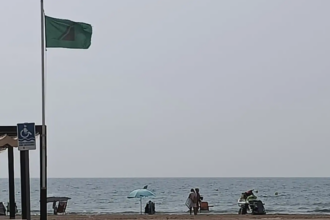 La Playa Norte de La Pobla de Farnals reabre al baño y recupera la bandera verde tras el vertido de la EPSAR